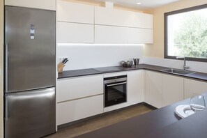 ثلاجة، ميكروويف، فرن، موقد طهي مسطح