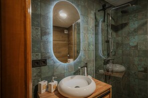 Chuveiro, secador de cabelo, toalhas de banho 