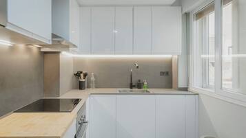 Frigorífico, microondas, horno y placa de cocina