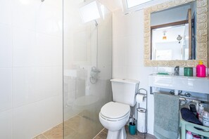 Een douche, een haardroger, handdoeken