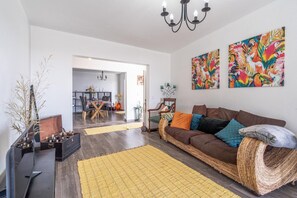 TV - Country House 'Serrão' with Private Terrace, Private Garden and Wi-Fi (Calheta)