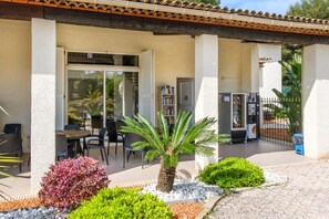 Outdoor dining - Apartment 'Vaugrenier Presidences' with Sea View, Wi-Fi and Air Conditioning (Villeneuve-Loubet)