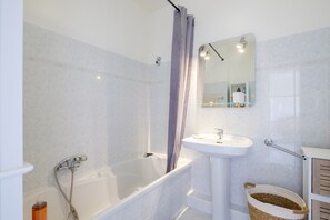 Shower, towels - Apartment 'Vaugrenier Presidences' with Sea View, Wi-Fi and Air Conditioning (Villeneuve-Loubet)