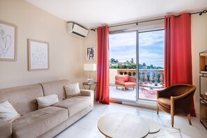 TV - Apartment 'Vaugrenier Presidences' with Sea View, Wi-Fi and Air Conditioning (Villeneuve-Loubet)