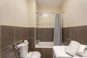 Regadera, secadora de cabello, toallas 