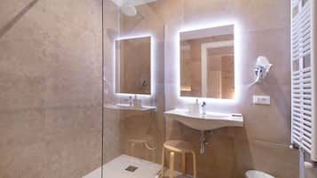 Douche, sĂšche-cheveux, serviettes fournies