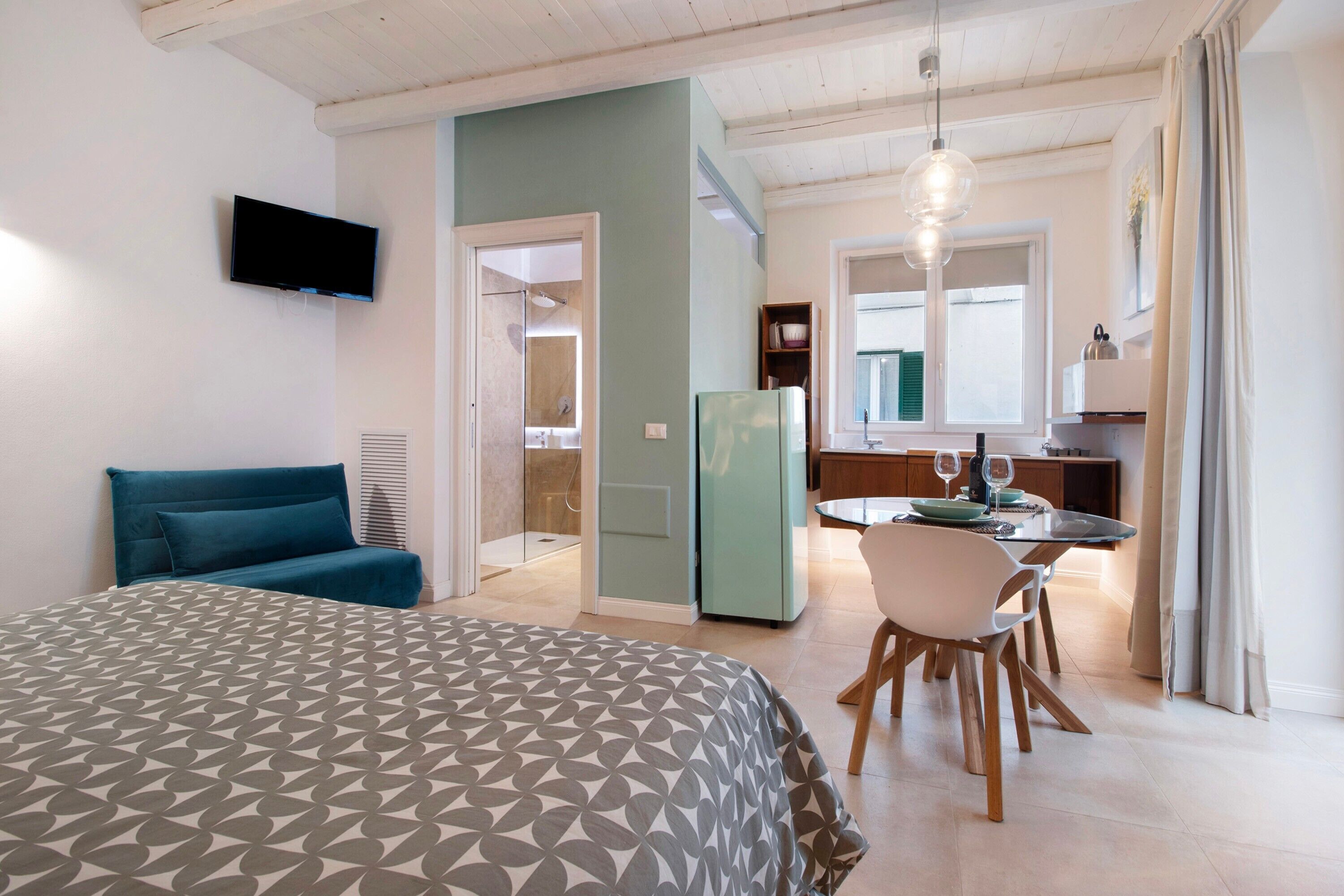 1 habitación, tabla de planchar con plancha, wifi gratis y ropa de cama 