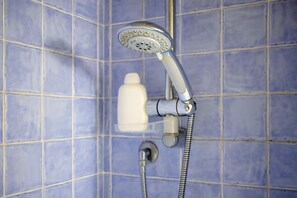 Chuveiro, secador de cabelo, toalhas de banho 