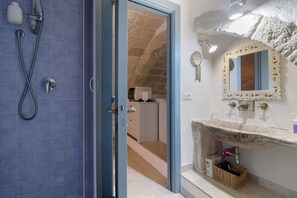 Dusj, hårføner og håndklær