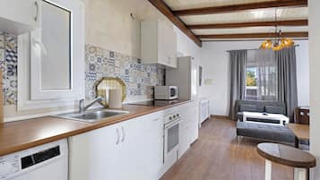 Frigorífico, microondas, horno y placa de cocina