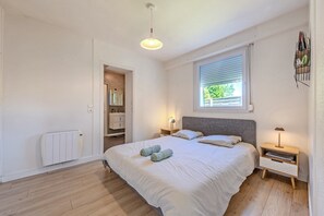 2 bedrooms, iron/ironing board, free WiFi, bed sheets