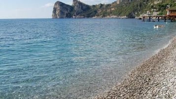 Una spiaggia nelle vicinanze