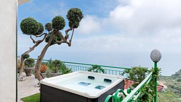 Bañera de hidromasaje al aire libre