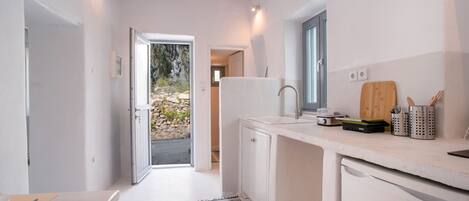 Fridge, stovetop, coffee/tea maker, electric kettle