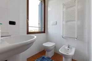 Shower, hair dryer, towels - Room 'Double  Locanda 7 Camini' with Wi-Fi and Air Conditioning (Verona)