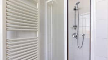 Douche, sèche-cheveux, serviettes fournies