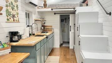 Refrigerador, microondas, parrilla de estufa y cafetera y tetera