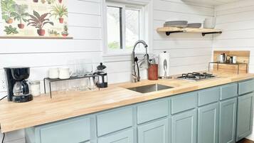 Refrigerador, microondas, parrilla de estufa y cafetera y tetera