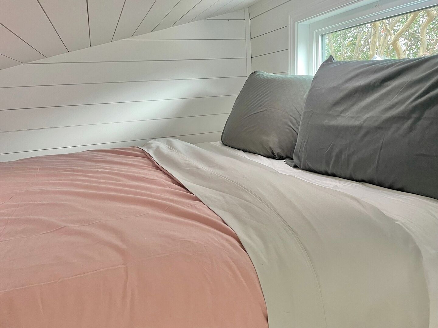 Escritorio, tabla de planchar con plancha, cuna de viaje y wifi 