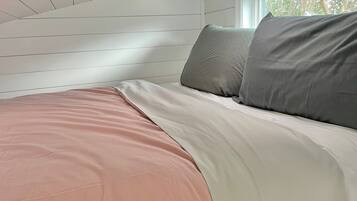 Escritorio, tabla de planchar con plancha, cuna de viaje y wifi