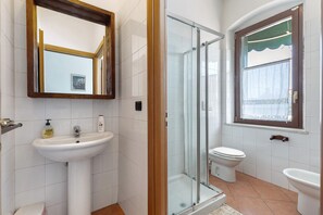 Shower, hair dryer, towels - Room 'Family Locanda 7 Camini' with Wi-Fi and Air Conditioning (Verona)