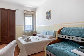 1 bedroom, free WiFi, bed sheets - Room 'Family Locanda 7 Camini' with Wi-Fi and Air Conditioning (Verona)