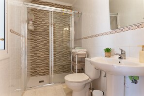 Douche, séchoir à cheveux, serviettes fournies