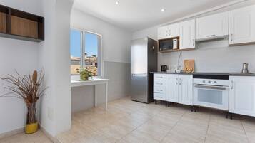 Kjøleskap, mikrobølgeovn, ovn og kokeplater