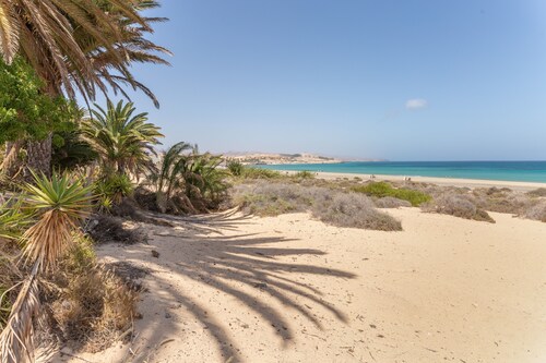 La Orilla: Apartment with Private Terrace, Balcony, and Wi-Fi