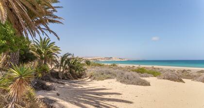 La Orilla: Apartment with Private Terrace, Balcony, and Wi-Fi