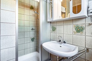Shower, towels - Biobauernhof Toellerhof 'Room 7' with Mountain View, Shared Pool and Wi-Fi (Algund)
