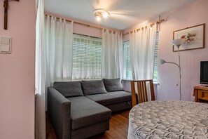 TV, fireplace - Töllerhof Organic Farm Apartment 'Weinberg 1' with Mountain View, Shared Pool, and Wi-Fi (Algund)