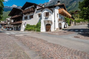 Exterior - Apartment 'Weinberg 2' with Mountain View, Shared Pool and Wi-Fi (Algund)