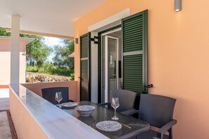 Outdoor dining - Luxury Stay Apartment with Mountain View, Wi-Fi, and Air Conditioning (Kerkira)