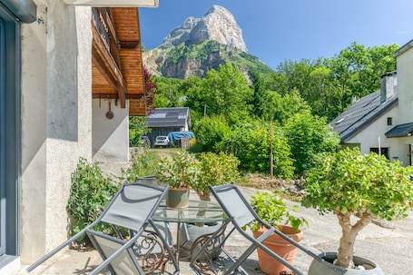 Outdoor dining. Apartment "La Source Amélie" with Mountain View, Terrace and Private Garden.
