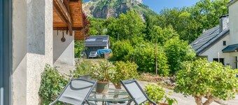 Apartamento "La Source Amélie" con vistas a la montaña, terraza y jardín privado.