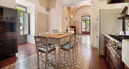 Villa 'La Dimora Dello Zio' with Private Pool, Private Terrace and Wi-Fi