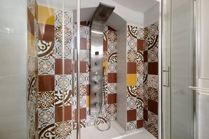 Suihku, hiustenkuivaaja, pyyhkeet