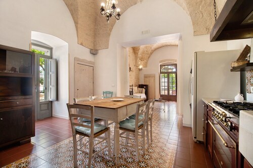 Villa 'La Dimora Dello Zio' with Private Pool, Private Terrace and Wi-Fi