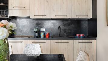 Refrigerador, microondas, parrilla de estufa y cafetera y tetera