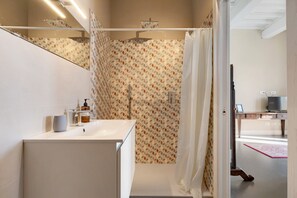 Dusche, Haartrockner, Handtücher