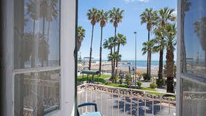 A balcony with a view of the beach, palm trees, and a clear sky. - Apartment 'Edda' with Sea View and Balcony (Diano Marina)