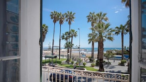 A balcony with a view of a beach, palm trees, and a clear sky. - Apartment 'Edda' with Sea View and Balcony (Diano Marina)