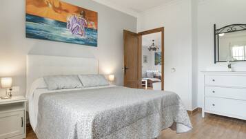 3 slaapkamers, een strijkplank/strijkijzer, gratis wifi, beddengoed