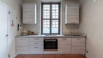 Frigorifero, microonde, forno, piano cottura