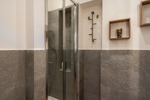 Dusche, Haartrockner, Handtücher
