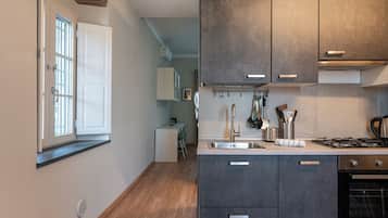 Refrigerador, horno, parrilla de estufa y utensilios de cocina