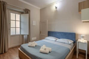 1 habitación, tabla de planchar con plancha, wifi gratis y ropa de cama 