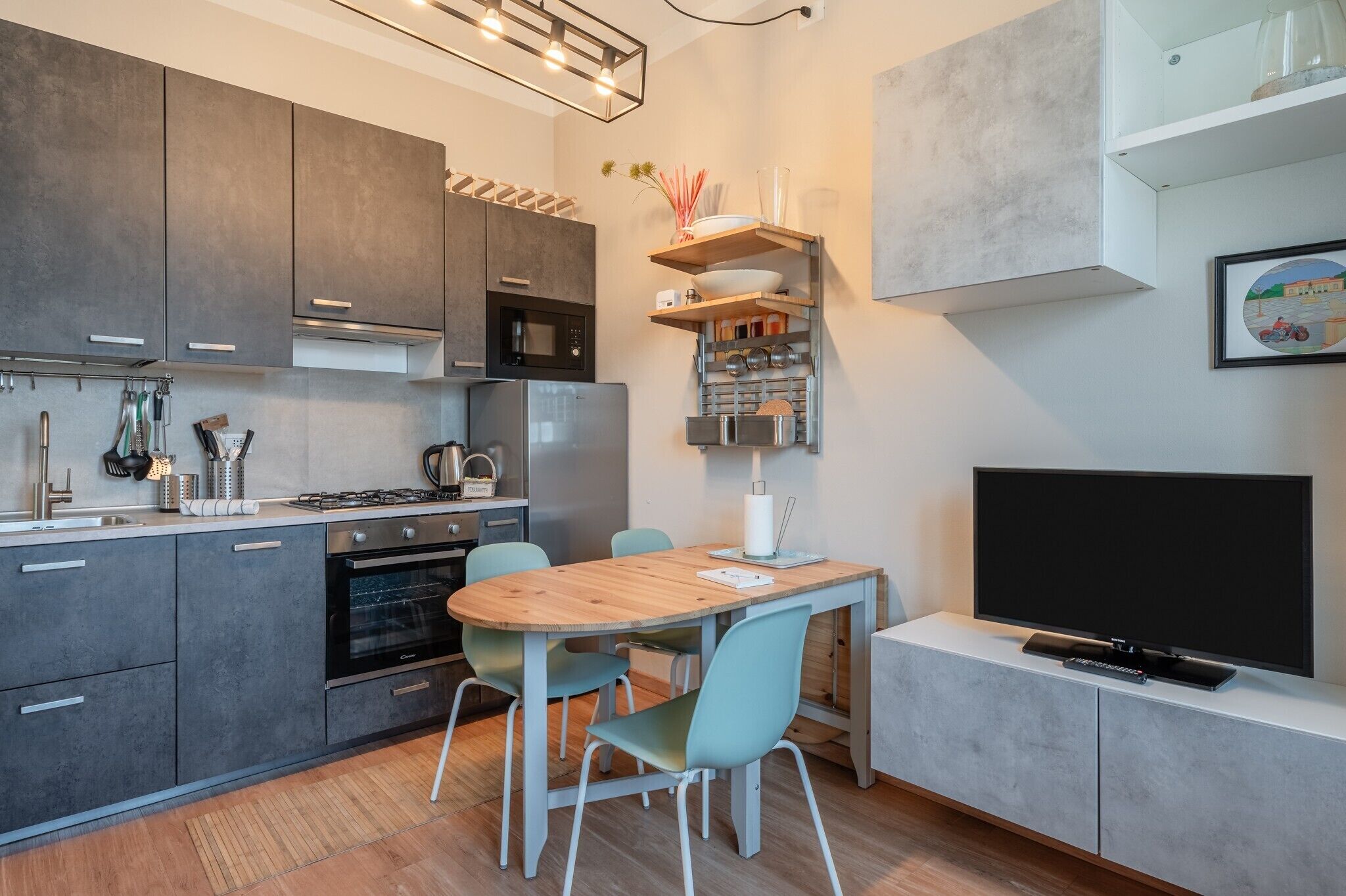 Kylskåp, ugn, spishäll och grytor/köksredskap