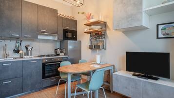 Kylskåp, ugn, spishäll och grytor/köksredskap